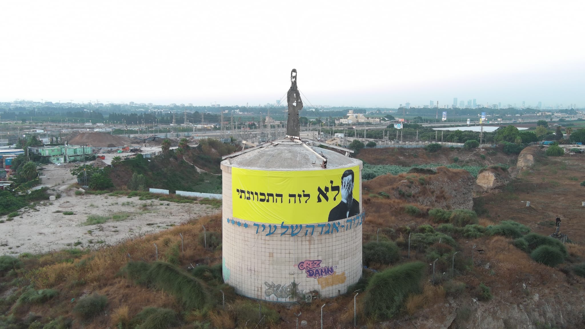 جماعة الإخوة والأخوات في السلاح الاحتجاجية تعلق لافتة تحت تمثال للرائد الصهيوني تيودور هرتسل كتب عليها “لم يكن هذا